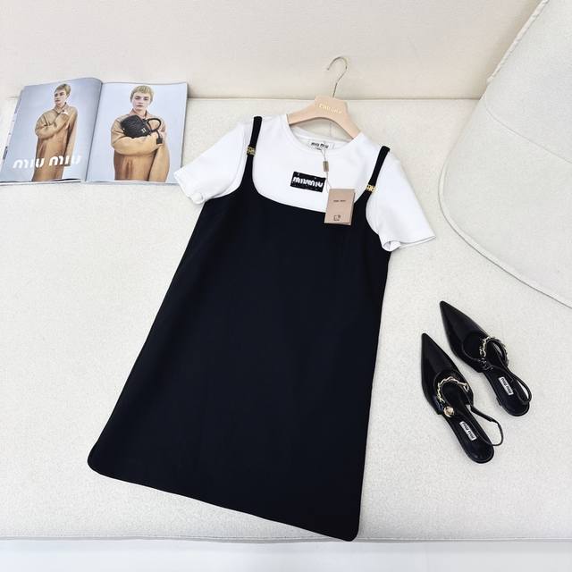 时髦感裙子 Miu 24Ss 春夏最新款假两件拼接设计连衣裙 时髦感在线 经典黑白撞色假两件做法 上身轻松减龄 休闲显活力 日常出街必备裙一件式裙子 属于谁穿都
