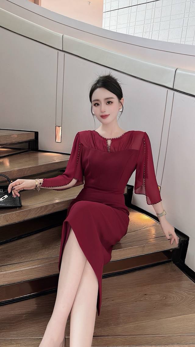 夏季新款连衣裙 品牌：设计师款 面料：钉珠连衣裙 颜色：红色，黑色 码数：S～Xxxl