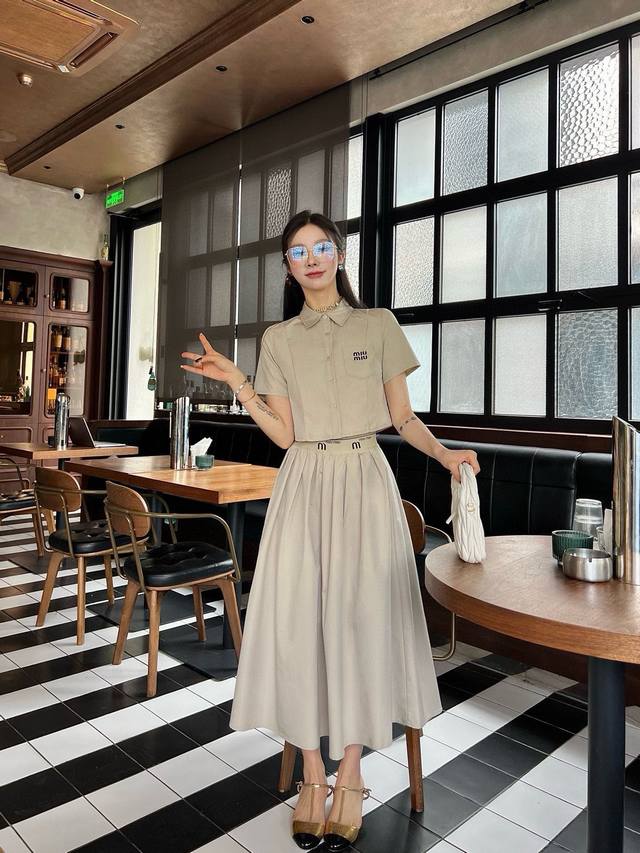 Miumi 24Ss夏季新款套装 短袖短款上衣搭配高腰松紧设计的半裙 显瘦显高 黑杏双色sml三码