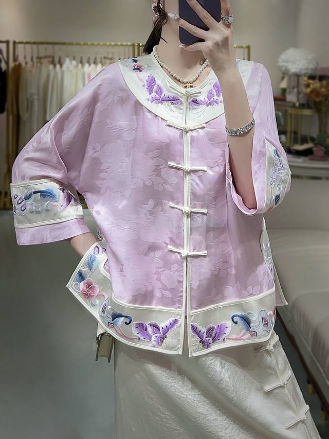 时尚新中式蝶恋花真丝提花刺绣对襟小上衣 材质 真丝提花 尺寸 S~Xxl 颜色 粉色，紫色