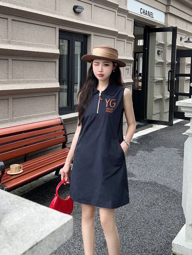 Miumiu 24Ss新款连衣裙 字母皮质装饰 面料透气舒适 版型非常显瘦 两色sml