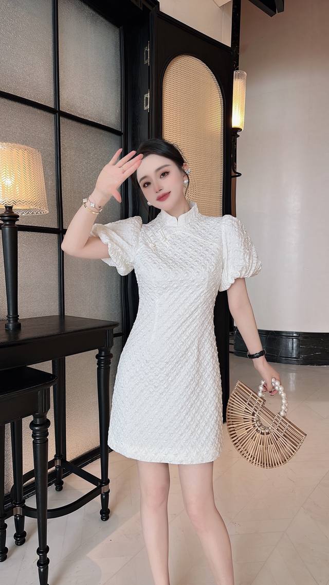 国潮立领泡泡袖旗袍连衣裙 提花面料旗袍裙是一种充满东方韵味的女性服饰，以其独特的设计和优质的面料，展现了女性的柔美与典雅黑色 白色 Smlxlxxl