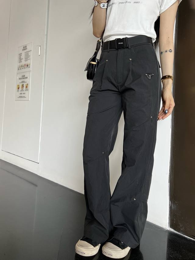 Prad* 24Ss夏季新款工装阔腿裤 经典三角标装饰 搭腰带 做工精细 高品质 两色三码sml