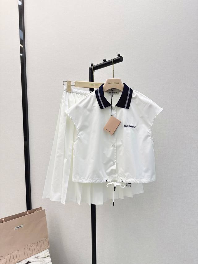 独家首发 Miu 24Ss 春夏最新款减龄系套装泰风校服纯白少女气质短款小衬衫+压褶半裙 学院风撞色海军蓝针织领 刺绣字母logo低调奢华 原版定制进口棉府绸面