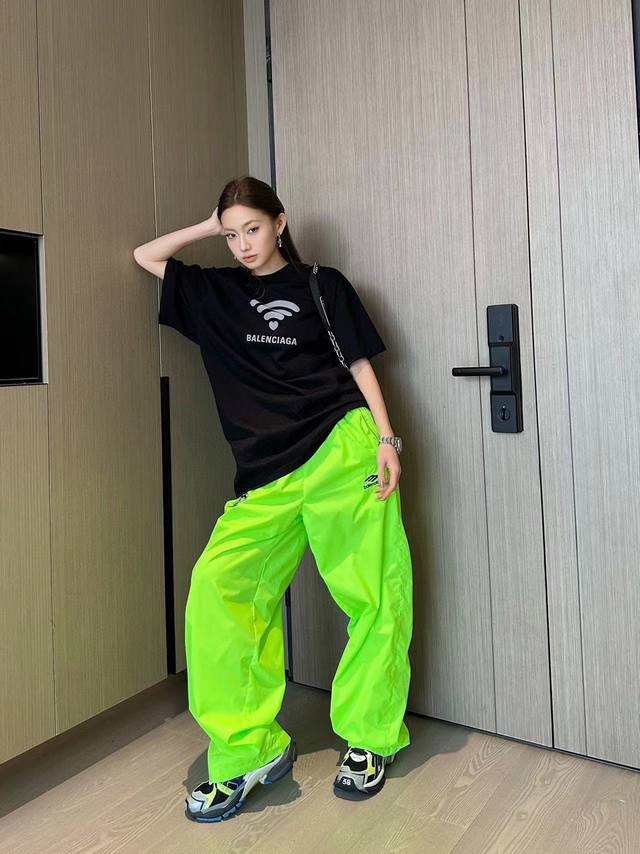 新品shanghai Soccer运动休闲裤 选用轻薄科技超细罗缎质地 直筒版型剪裁 饰以3B Sports Icon艺术作品刺绣 中性风格 男女同款 绿色 粉