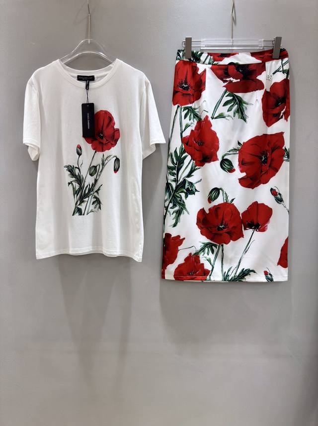 Dolce & Gabbana 新品虞美人玫瑰花短袖t恤高腰包臀玫瑰花半身裙 套装两件套。Smlxl