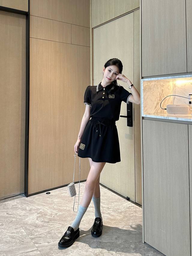 Miumi‘24Ss夏季新款套装 泡泡袖卫衣搭配半裙 细纹罗马纯棉 精致logo 黑白双色sml三码