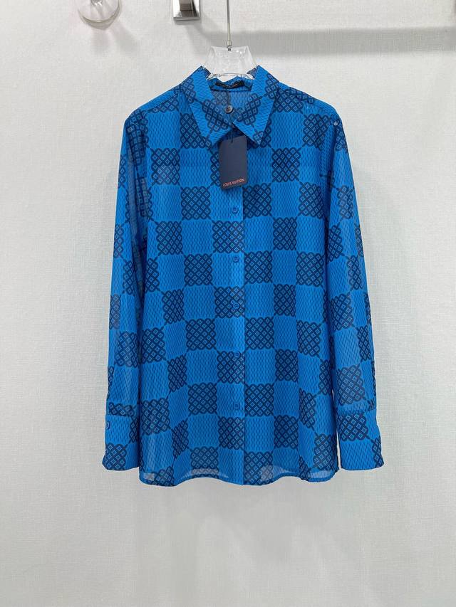Louis Vuitto*24Ss新款新款衬衫 经典棋盘格图案 整体克莱因蓝调印花翻领衬衫 订制面料 精致的设计 可以单穿也可以做外套 有系列款可以搭配套装 不