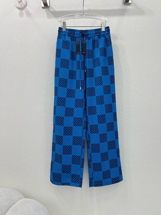 Louis Vuitto*24Ss新款新款抽绳直筒裤 经典棋盘格图案 整体克莱因蓝调印花 订制面料 精致的设计 有系列款上衣可以搭配套装 不仅甜美又十分复古，气