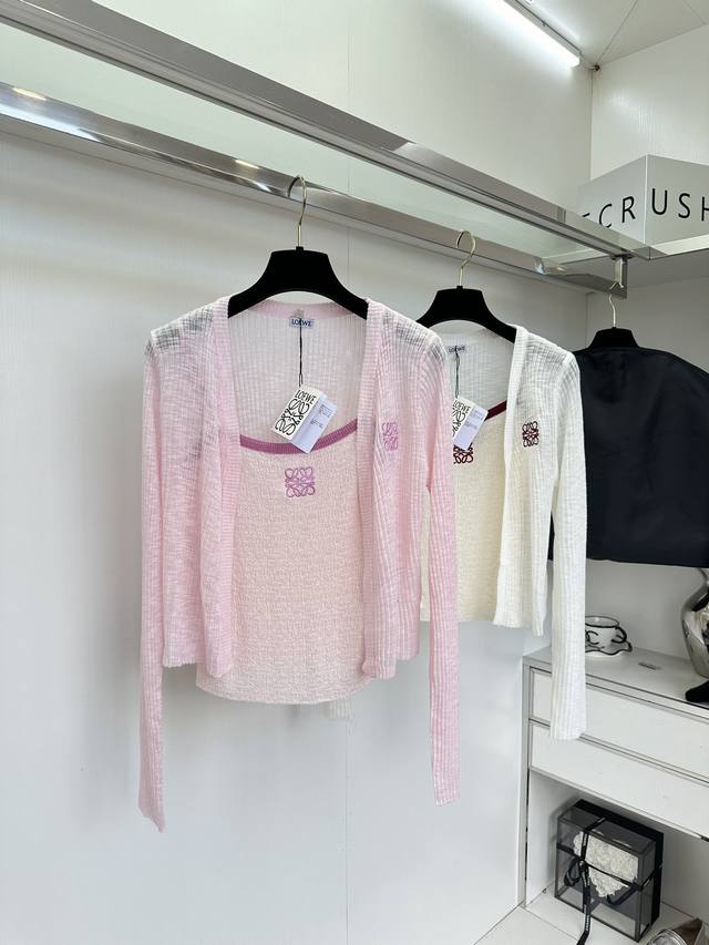 L*Ewe 这个两件套真的太美了吧 开衫和吊带的完美结合 也可以分开做搭配 立体刺绣logo精致又好看 超薄的的特纱线 冰冰凉凉的 Color：白色 粉色 蓝色