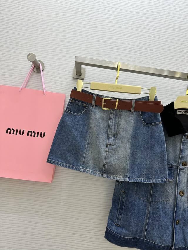 Miumi2Ss春夏最新款 帅气mini牛仔半裙 对小个子姐妹巨友好的小短款版型 开叉设计又纯又欲 甜酷之间切换自如 包容性很强 无烦恼穿搭 搭配一系列马甲也很