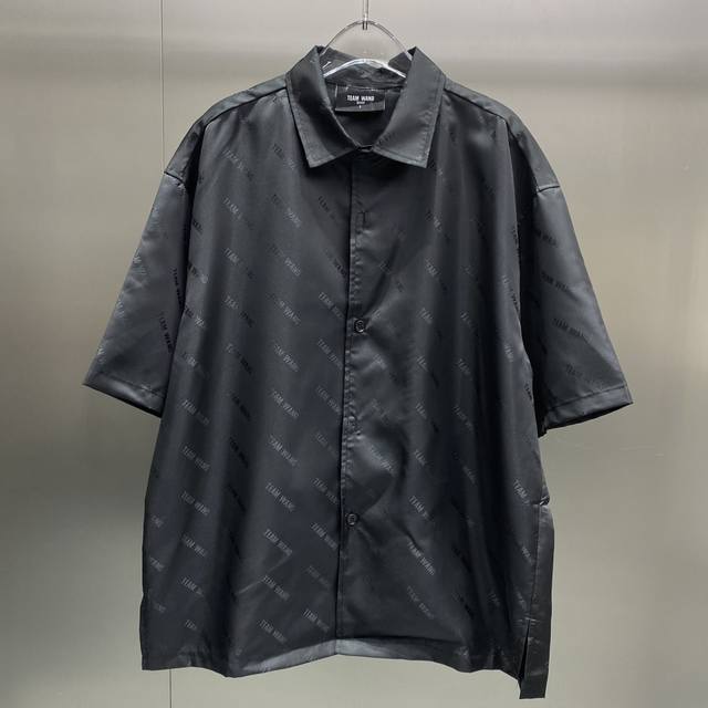 王嘉尔同款loge提花工艺短袖衬衣 衣服面料很舒服光泽感爱上了满印logo真的很绝穿上整个人都高级起来了而且显瘦！！！男女同款 四舍五入就是和王嘉尔情侣装啦 颜