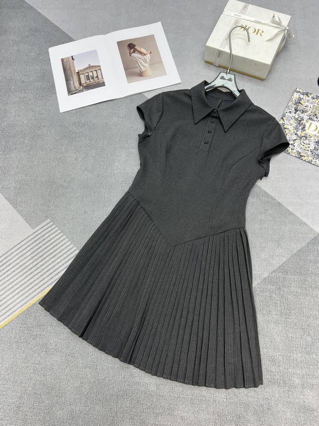 高品质fus小众设计2024系列 简洁的设计版型 是懂学生风的 灰色系暗条纹材质 下摆拼接百褶裙型 真的很简陋 立体剪裁是精华sml