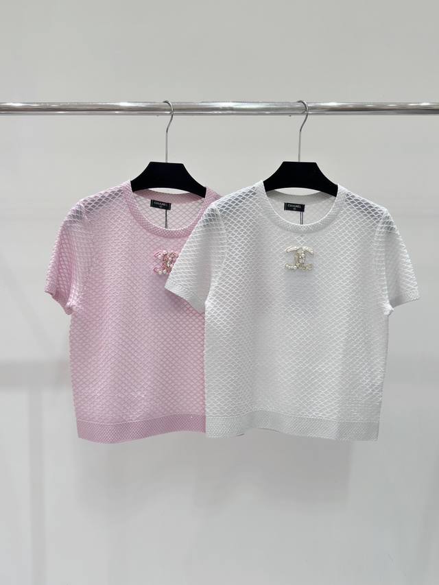 Ch家 春夏新款 网格珠片镂空饰品logo针织短袖 颜色：白色 粉色 尺码：36.38.40