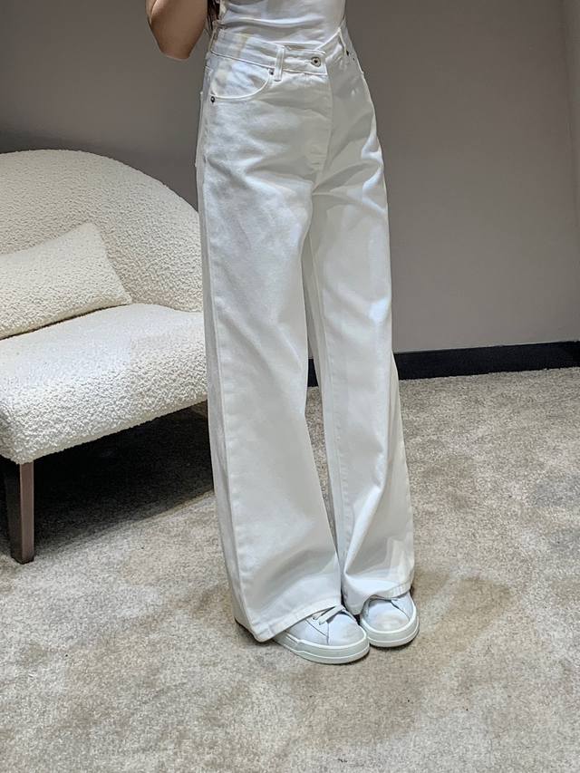Loew* 24Ss春夏新款 白色高腰阔腿牛仔裤 好夏天的白色牛仔裤，好穿百搭！采用高档100%纯棉牛仔面料，重工酵洗，手感超级醇软舒适，完全不会硬邦邦，本布白
