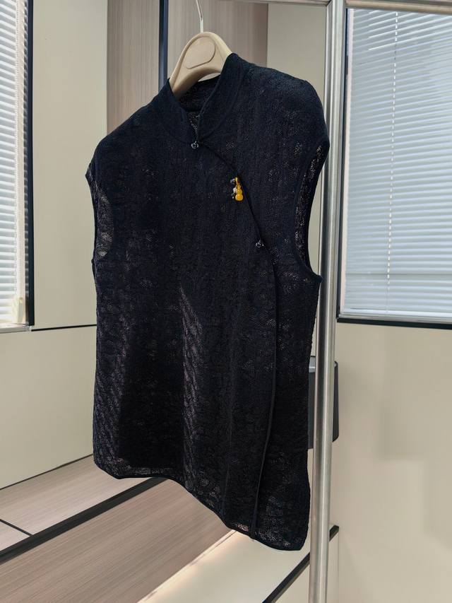 新中式镂空立领羊毛小包袖 码数：M-L 颜色：景白色、泰蓝色、黑色 80支百分之一百黄金美丽诺羊毛掺入进口细闪丝，