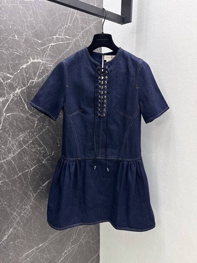 Mcq 24Ss 春夏新品系带装饰牛仔迷你连衣裙减龄少女气质 原色丹宁牛仔时髦精单品 褶边裙摆版型可甜可盐减龄单品 百搭不挑人上身美的不要不要的 轻松拥有慵懒氛