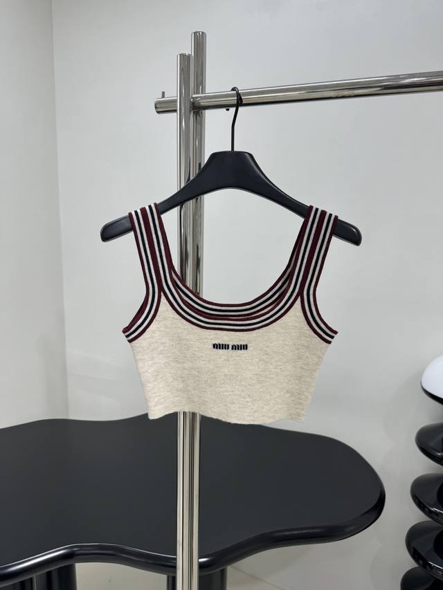 春夏新品背心吊带上衣 定制羊毛纱线 对版对色 高版本 同系列搭配 ：米杏色 ：