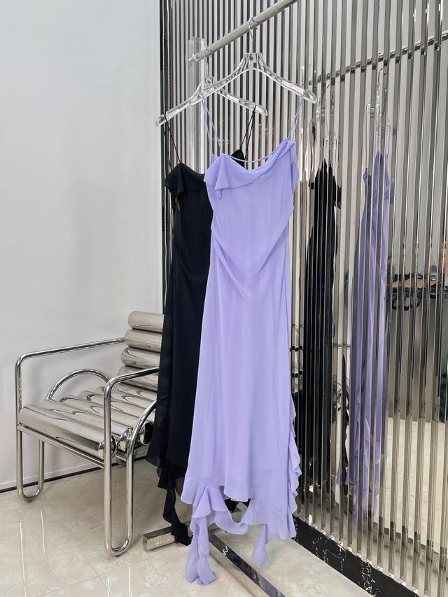新款！最新acne 24New 不规则吊带连衣裙。颜色：紫、黑。尺码：Sml。
