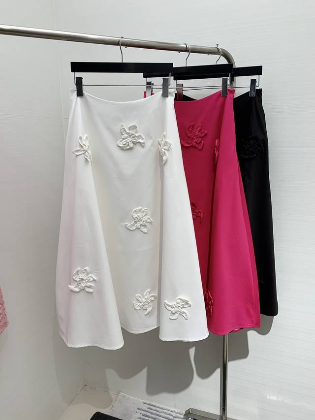 新款 立体花朵半裙，今年的白色系列太火了，吴千语同款，上身高级大方，复杂的镂空花朵高定匠心与精湛工艺，诠释身体之美必入单品 颜色：粉色 白色 黑色 码数：