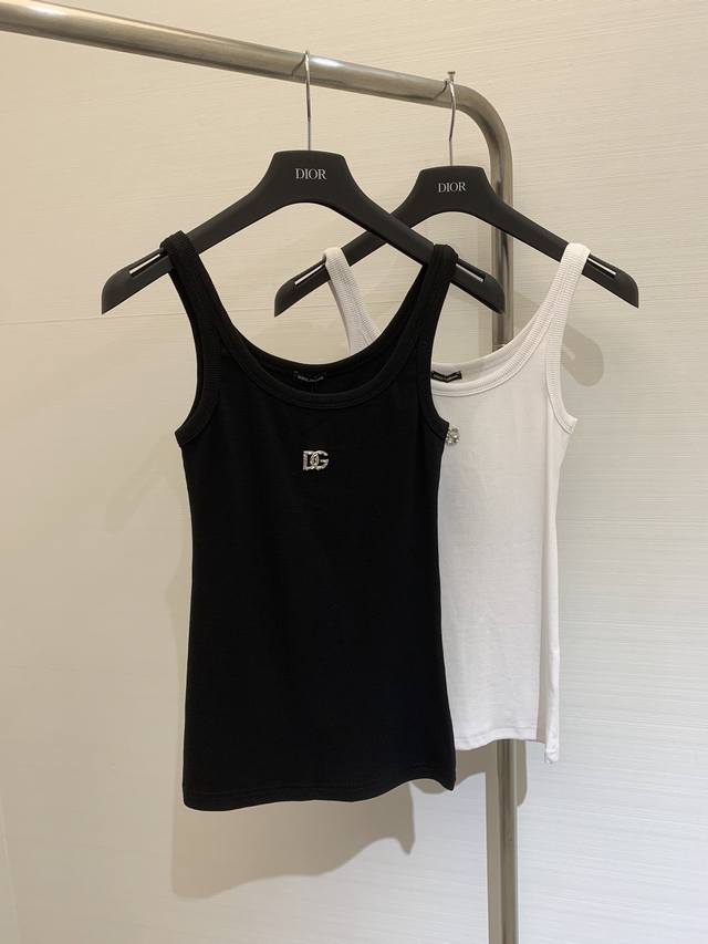 夏季新款 简约吊带背心，胸前定制水钻字母点缀，简约时尚，夏季必备百搭单品 颜色：黑色 白色 码数：