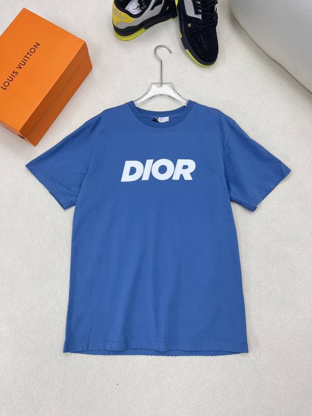 Dio* 2024 春夏新款 印花t恤，来自沙滩装限定系列，全新演绎经典单品，采用蓝色棉质竹节平纹针织面料精心制作，胸前展示 Dior Italic 标志，搭配