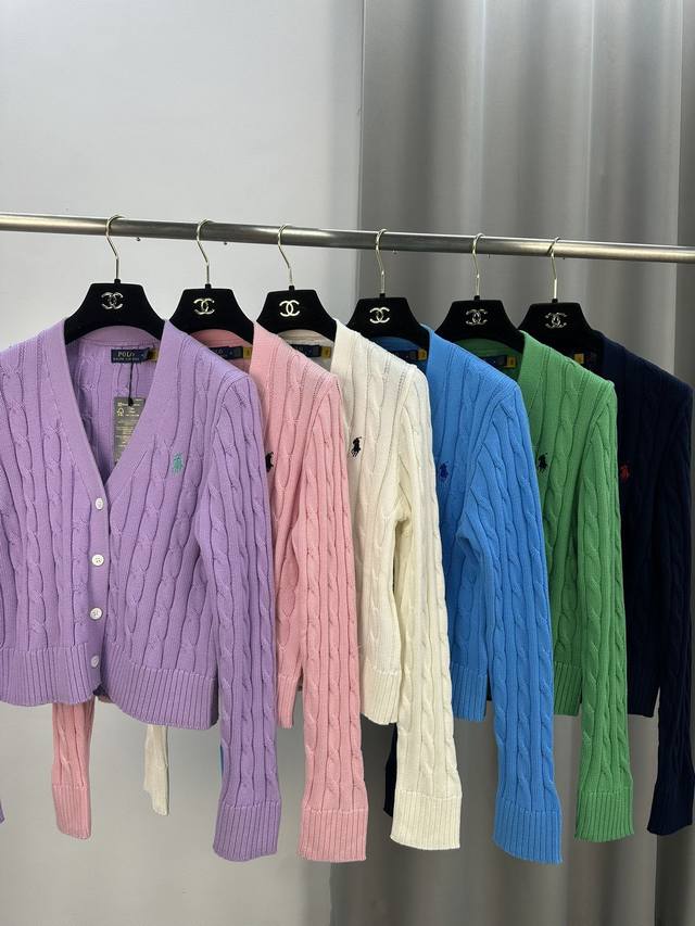 P家2023年秋季新款时尚修身版棉v领针织开襟衫 尺码：S，M，L 面料：100%棉 颜色：粉色，绿色，深蓝色，白色，蓝色，紫色 款号：9031 你们要的绞花针