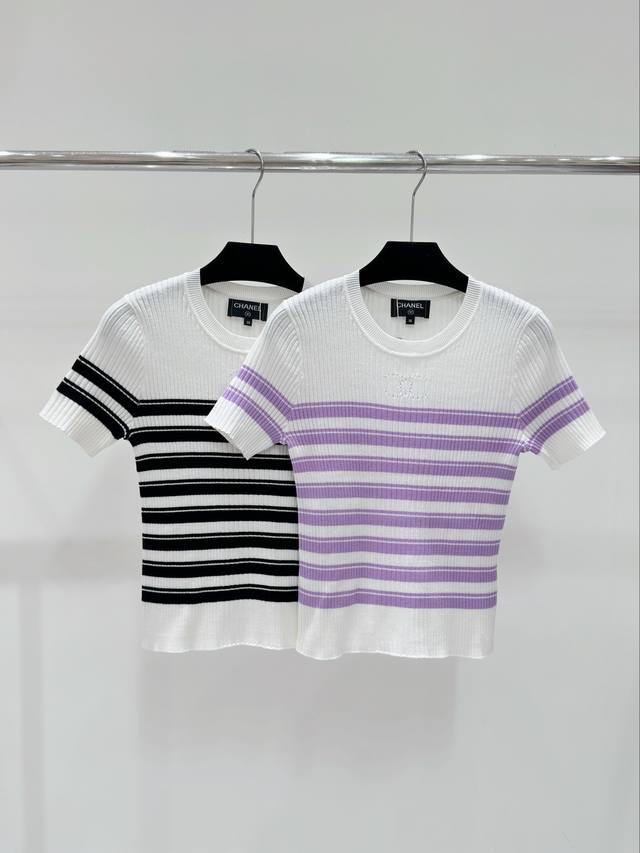 Ch家 春夏新款 条纹拼色双c镂空针织圆领短袖 颜色： 紫色 黑色 尺码：36.38.40