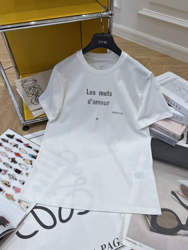 现货发售 D家最新款印花t恤zp￥P9746购入 这款t恤饰以歌曲名“Les Mots D'Amour”字样，向伊迪丝 琵雅芙 ?dith Piaf 和巴黎精神