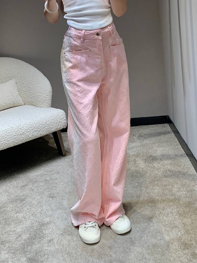 新款发售 Miumi* 24早春新款 Logo字母提花粉色牛仔长裤 各种身材都能轻松驾驭的时髦神裤，满身logo提花装饰，完美提升整体颜值 ，精致到无法挑剔。采