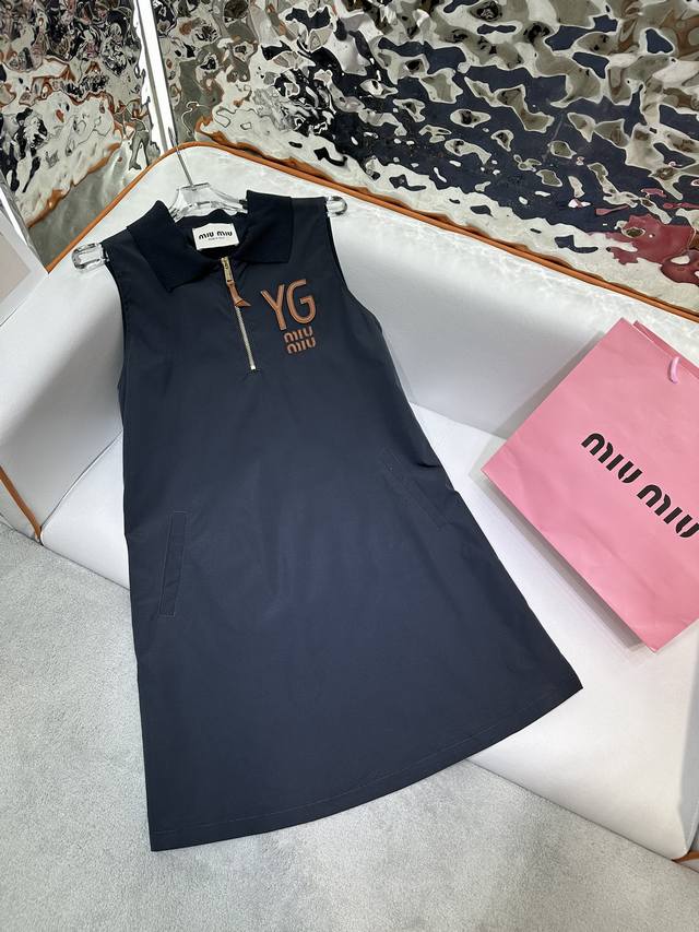 Miumiu 24Ss新款连衣裙 字母皮质装饰 面料透气舒适 版型非常显瘦 两色sml