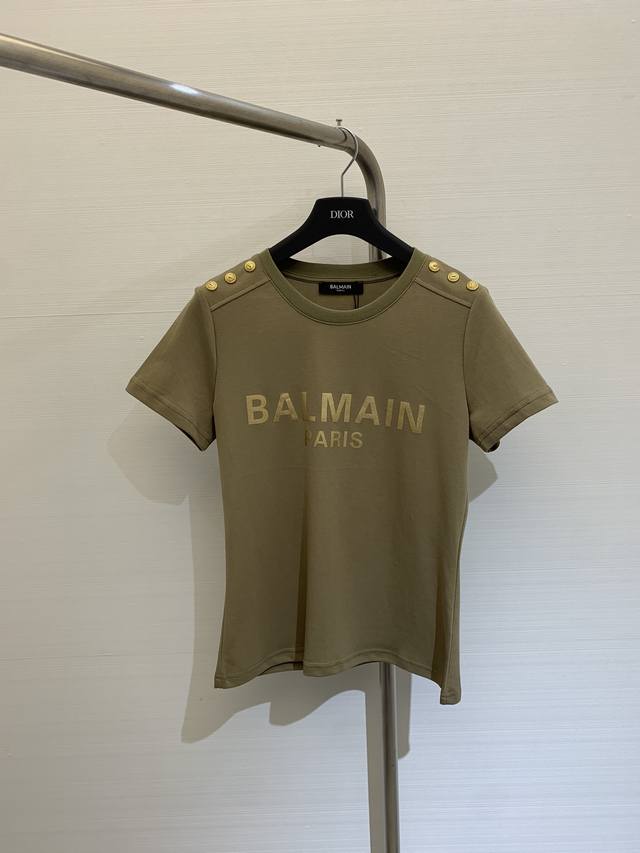 Balmain 2024 春夏最新款 三粒纽扣t恤，最新配色，密度很高手感超好，舒软透气，五金纽扣点缀，修身版 型！万年经典款式，上身完全不挑人 颜色：黑色 白