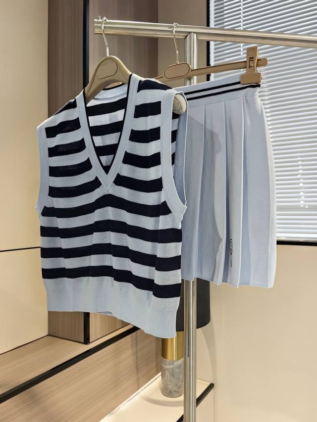 套 春夏新款golf风针织条纹背心＋压褶裙 码数：S-M-L 颜色：白色，湖蓝，藏青 16针超薄款