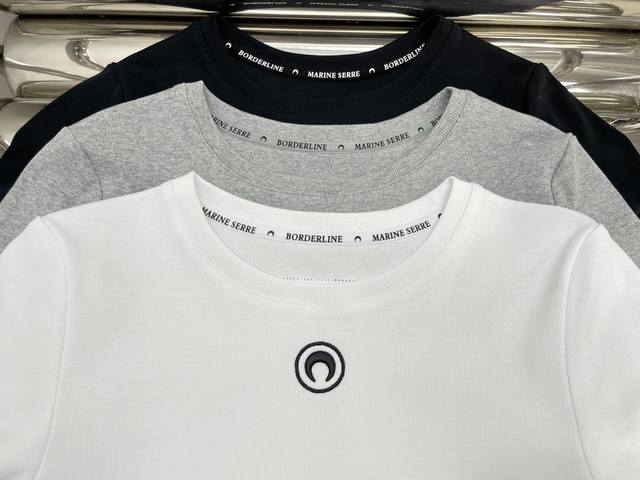 新款！最新marine 24New 小月亮刺绣t恤。颜色：黑、白、灰。尺码：Sml。