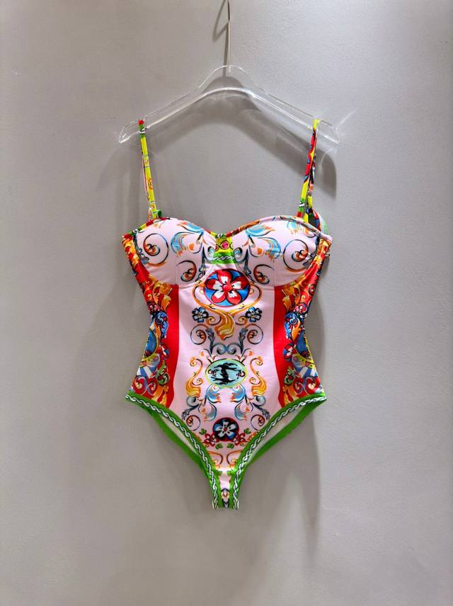 Dolce & Gabbana杜嘉班纳 新款度假风情彩色花卉印花性感细肩带抹胸吊带连体泳衣。Smlxl