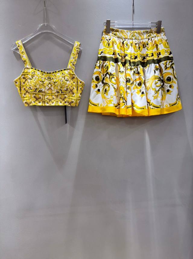 套装 Dolce & Gabbana杜嘉班纳24最新 爆款系列 金黄色青花瓷印花度假风性感吊带抹胸背心＋黄花瓷短款迷你半身裙 套装两件套。Smlxl