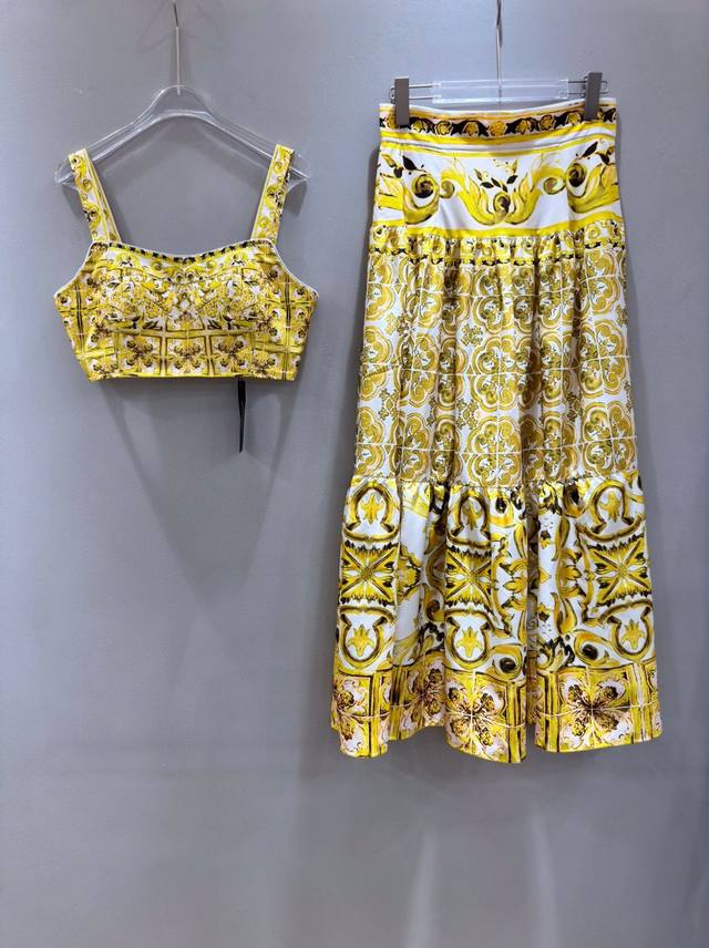 套装 Dolce & Gabbana杜嘉班纳24最新 爆款系列 金黄色青花瓷印花度假风性感吊带抹胸背心＋黄花瓷高腰半身裙 套装两件套。Smlxl