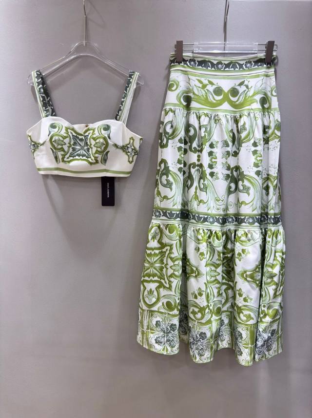 套装 Dolce & Gabbana杜嘉班纳24最新 爆款系列 绿色青花瓷印花度假风性感吊带抹胸背心＋绿花瓷高腰半身裙 套装两件套。Smlxl