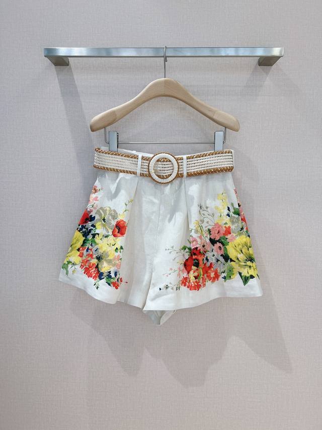 Zimmerman*N新款 这款象牙白花卉图案的短裤，选用亚麻面料制成，饰有定位印花图案，采用经典高腰设计，并配有一条可拆卸的宽腰带，诠释了清新的典雅气质。 码