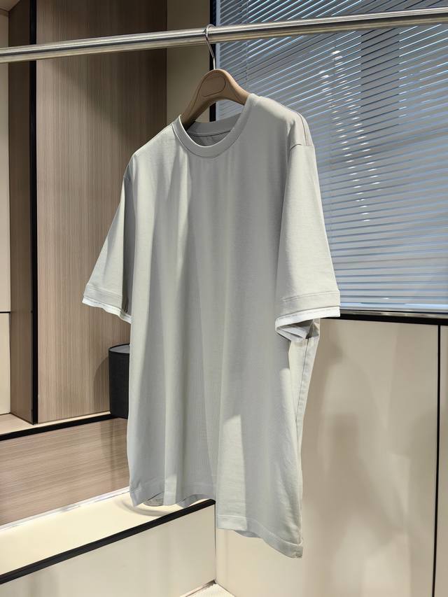 奢品级短袖 爱玛人士首选经典 净色piqures Sellier”T恤 码数：S-M-L-Xl 双层褶边双色撞色衣袖口，以假重叠打造层次感，特定纺织棉纤维赋予平