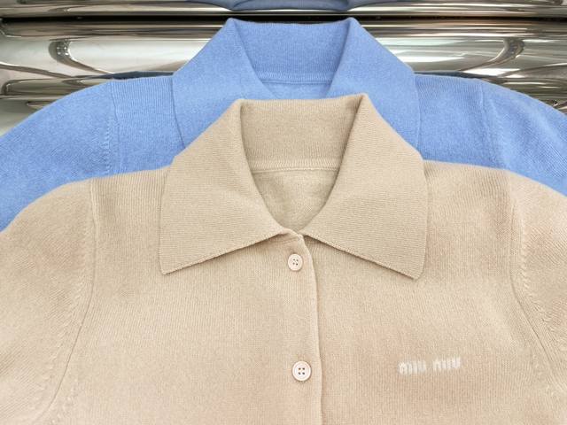 新款！最新miu 24New 针织翻领开衫。颜色：杏、蓝。尺码：Sml。