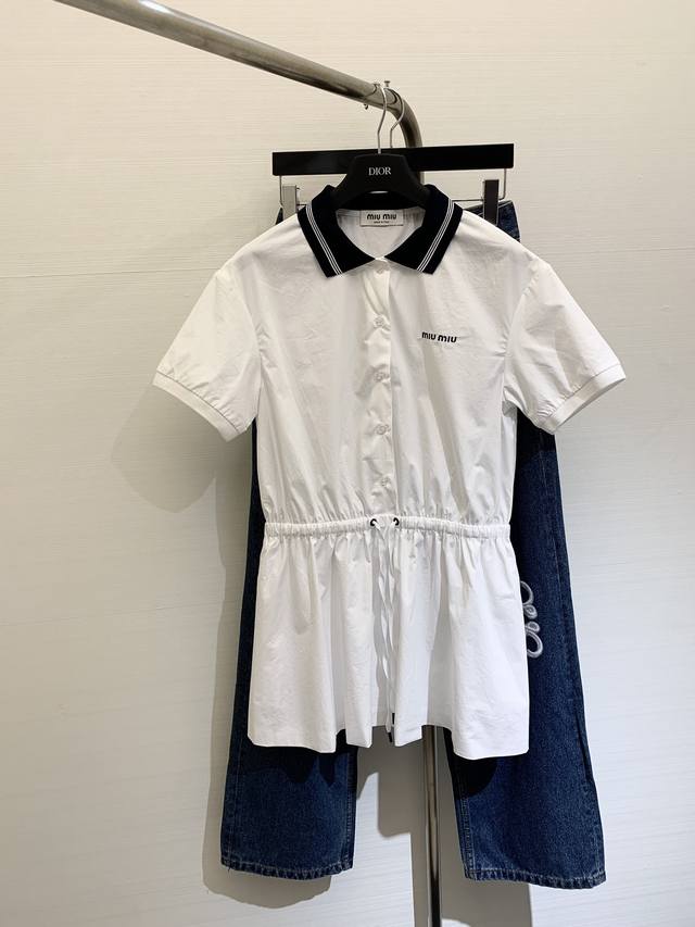 Miumi* 2024 春夏新品 泰风校服纯白少女气质衬衫连衣裙，学院风撞色海军蓝针织领，刺绣字母logo低调奢华，原版定制进口棉府绸面料质感细腻舒适，松紧腰版