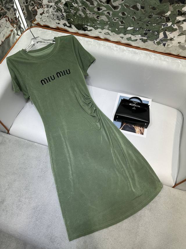 Miu Miu*2024夏季新款 圆领收腰修身t恤裙 前中刺绣字母点缀 侧边褶皱设计显瘦版型 面料柔软舒适 醋酸面料 两色sml