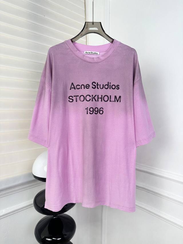 24Ss春夏最新款 脏粉色1996印花做旧短袖t恤 采用棉质面料制成，饰有喷涂复古妆感宽松的中性版型和臀部长度。印章徽标、做旧领口、袖口和下摆。超柔超舒适的体感