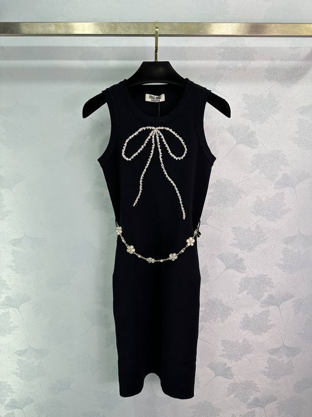 Miumi*23新款蝴蝶结字母装饰圆领短袖针织裙！专柜新品爆款，超级显身材的一件，单穿内搭都好看！ 1色3码sml。