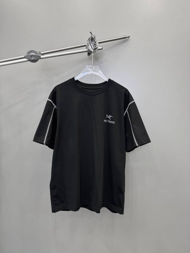 Arcteryx｜新款t恤，纯棉面料，亲肤柔软透气，插肩袖设计显瘦满分，胸前进口平纹机绣设计有质感，袖边印花logo小设计简约大气。宽松版型，男女同款，尺码sm