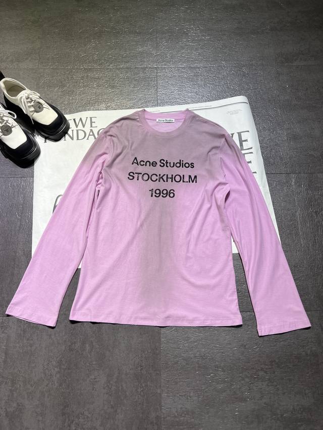 现货发售 Acne Studio* 24新款 脏粉色1996印花做旧长袖t恤 最高版本出货！ 采用棉质面料制成，饰有喷涂复古妆感宽松的中性版型和臀部长度。印章徽